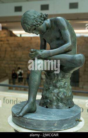 Rome, Italie - Musées Capitoline, Latran Bronze Spinario, garçon avec Thorn, garçon retirant une épine de la sole de son pied, 1st siècle avant Jésus-Christ Banque D'Images