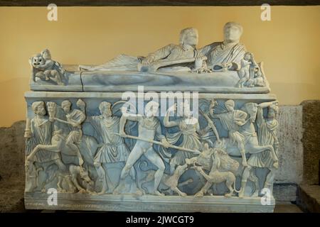 Rome, Italie - Musées du Capitole, sarcophage avec la chasse au sanglier calydonien Banque D'Images