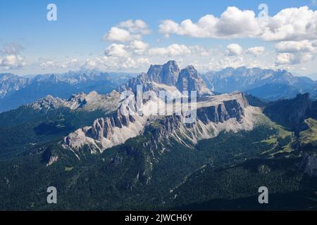 Monte Mondeval (Corvo Alto) à l'arrière et Croda da Lago crête rocheuse. Paysage d'été dans les Dolomites, Italie. Banque D'Images