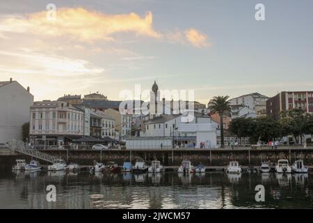 Le coucher du soleil se fait sur la ville de Foz, dans le nord de l'Espagne Banque D'Images