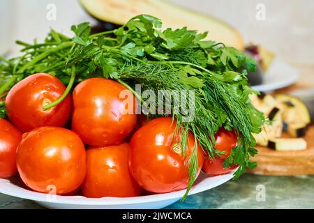 Légumes frais tomates, aubergines, aneth, persil pour la soupe et autres cuisson Banque D'Images