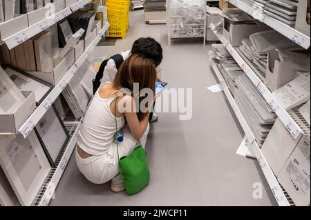 Hong Kong, Chine. 04th septembre 2022. Les acheteurs sont vus dans le magasin de la compagnie suédoise de meubles Ikea à Hong Kong. (Photo par Miguel Candela/SOPA Images/Sipa USA) crédit: SIPA USA/Alay Live News Banque D'Images