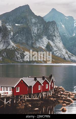 Maisons en bois rouge en Norvège montagnes vue îles Lofoten paysage scandinave traditionnel architecture en bois maison confortable Banque D'Images