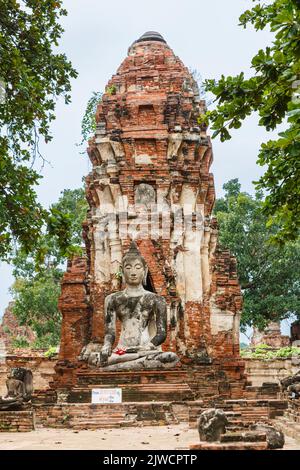 Prang et statue de Bouddha dans les ruines de Wat Maha qui, le temple royal sacré à Ayutthaya, Thaïlande Banque D'Images