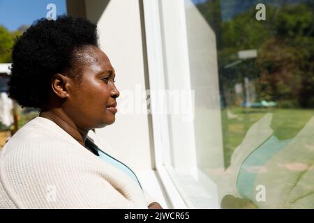 Femme afro-américaine de haut niveau qui passe du temps chez elle Banque D'Images