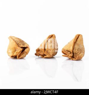 Samsa ou samosas sur fond blanc. Une cuisine indienne traditionnelle. Banque D'Images