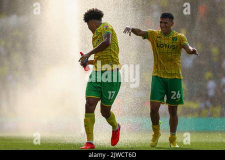 Marcelino Nunez et Gabriel Sara de Norwich City se happer par les arroseurs de terrain - Norwich City v Coventry City, Sky Bet Championship, Carrow Road, Norwich, Royaume-Uni - 3rd septembre 2022 usage éditorial seulement - restrictions DataCo s'appliquent Banque D'Images