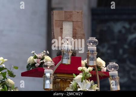 Vatican, Vatican, le 04 septembre 2022. La relique du Pape Jean-Paul I a remis au Pape François lors de la cérémonie de béatification sur la place Saint-Pierre. La relique est composée de quelques notes de 1956 avec une réflexion sur les 3 vertus théologiques. Crédit: Maria Grazia Picciarella/Alay Live News Banque D'Images