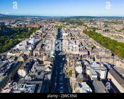 Vue aérienne de George Street et de la ligne d'horizon d'Édimbourg, Écosse, Royaume-Uni Banque D'Images