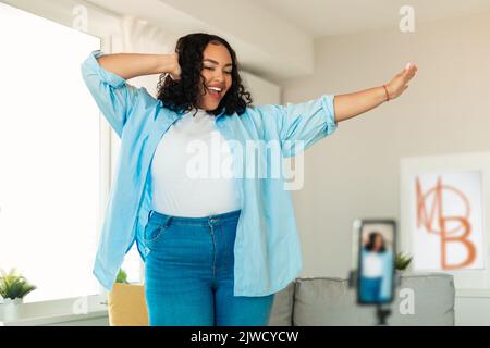 Joyeux blogueur Afro-américain femme de faire de la danse vidéo à la maison Banque D'Images