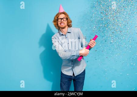 Photo de l'homme doux impressionné porter denim chemise lunettes chapeau de tir scintillant isolé couleur bleu fond Banque D'Images