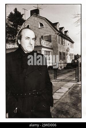 Portrait posé du regretté auteur et parapsychologue autrichien Hans Holzer devant la tristement célèbre Amityville Horror House. Il a étudié les maisons paranormales, fantômes et hantées. Son livre a démystiqué les revendications du populaire mouvement de 1979, « The Amityville Horror ». À Amityville, long Island, 1980. Banque D'Images