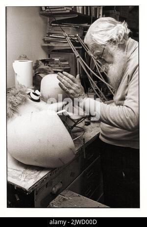 Légendaire bâtisseur de marionnettes, Kermit Love travaille à la tête d'une marionnette pour une version étrangère de Sesame Street. 1978 à Greenwich Village, Manhattan, sur Great Jones Street. Banque D'Images