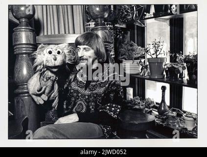 Feu Carrol Spinney, marionnettiste de Sesame Street qui exploitait Big Bird & Oscar the Grouch, chez lui en Nouvelle-Angleterre avec sa propre marionnette, peut-être une marionnette. 1978. Banque D'Images