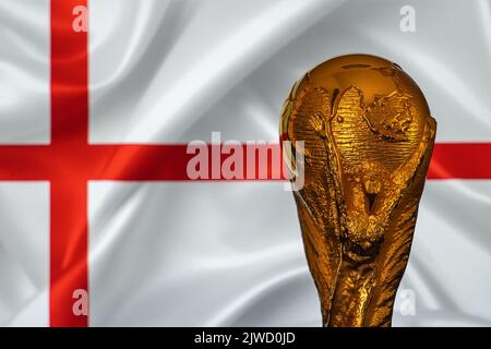 Doha, Qatar - 4 septembre 2022 : trophée de la coupe du monde de la FIFA sur fond de drapeau de l'Angleterre. Banque D'Images