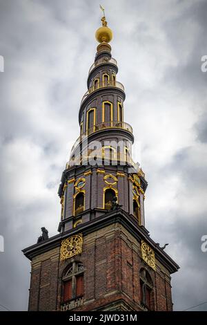 COPENHAGUE, DANEMARK - 03 SEPTEMBRE 2022 : l'Église de notre Sauveur est un lieu de culte baroque de 17th ans avec un carillon et des marches autour de l'extérieur Banque D'Images