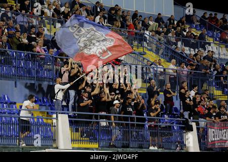 Pagani, Italie. 04th septembre 2022. Pagani, Salerne, Italie - 04 septembre 2022 : Championnat d'Italie de football, Lega Pro, Premier jour. Championnat 2022/2023 . Gelbison vs Juve Stabia 1 - 3 .les fans de Gelbison célèbrent avec des drapeaux, des foulards et des chorales. (Photo de Pasquale Senatore/Pacific Press) crédit: Pacific Press Media production Corp./Alay Live News Banque D'Images