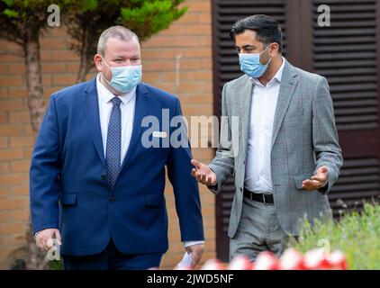 Humza Yusaf s'entretient avec Stephen Colquhoun, responsable de Care Home, à la maison Victoria Manor Care à Édimbourg pour lancer le programme de vaccination d'hiver. Date de la photo: Lundi 5 septembre 2022. Banque D'Images