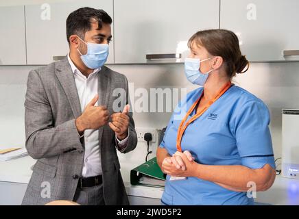 Humza usaf s'entretient avec l'infirmière autorisée Laura Hastings à la maison de Victoria Manor Care à Édimbourg pour lancer le programme de vaccination d'hiver. Date de la photo: Lundi 5 septembre 2022. Banque D'Images