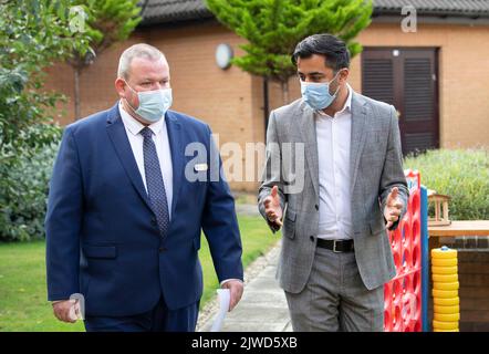 Humza Yusaf s'entretient avec Stephen Colquhoun, responsable de Care Home, à la maison Victoria Manor Care à Édimbourg pour lancer le programme de vaccination d'hiver. Date de la photo: Lundi 5 septembre 2022. Banque D'Images