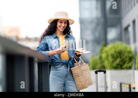 Une jeune femme attrayante touriste utilisant un smartphone à l'extérieur, un espace de copie Banque D'Images