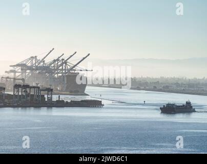 Le port d'Oakland Shipping Cranes sur la baie de San Francisco Banque D'Images