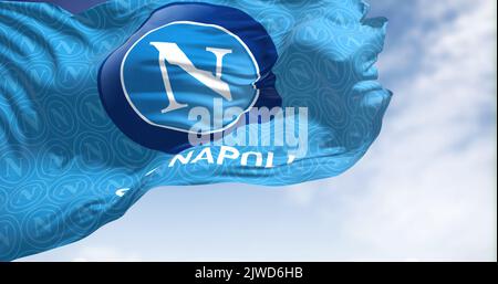 Naples, Italie, juillet 2022 : le drapeau de la SSC Napoli agitant. SSC Napoli est un club de football professionnel basé à Naples, en Italie. Banque D'Images