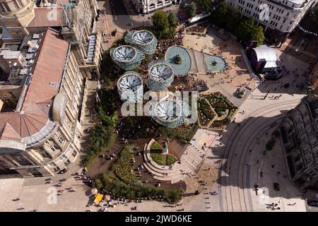 Visiteurs au jardin PoliNations de Victoria Square, Birmingham, qui est composé de cinq 40ft installations d'arbres de haute hauteur et plus de 6 000 plantes. Le programme PoliNations vise à explorer comment la migration et la pollinisation croisée ont façonné les jardins et la culture du Royaume-Uni. Date de la photo: Lundi 5 septembre 2022. Banque D'Images