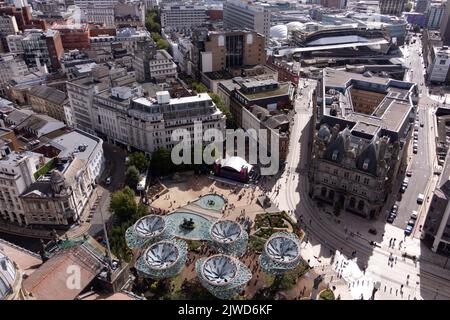 Visiteurs au jardin PoliNations de Victoria Square, Birmingham, qui est composé de cinq 40ft installations d'arbres de haute hauteur et plus de 6 000 plantes. Le programme PoliNations vise à explorer comment la migration et la pollinisation croisée ont façonné les jardins et la culture du Royaume-Uni. Date de la photo: Lundi 5 septembre 2022. Banque D'Images