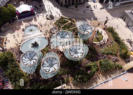 Visiteurs au jardin PoliNations de Victoria Square, Birmingham, qui est composé de cinq 40ft installations d'arbres de haute hauteur et plus de 6 000 plantes. Le programme PoliNations vise à explorer comment la migration et la pollinisation croisée ont façonné les jardins et la culture du Royaume-Uni. Date de la photo: Lundi 5 septembre 2022. Banque D'Images