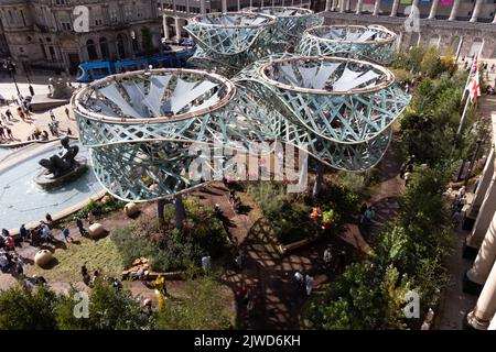 Visiteurs au jardin PoliNations de Victoria Square, Birmingham, qui est composé de cinq 40ft installations d'arbres de haute hauteur et plus de 6 000 plantes. Le programme PoliNations vise à explorer comment la migration et la pollinisation croisée ont façonné les jardins et la culture du Royaume-Uni. Date de la photo: Lundi 5 septembre 2022. Banque D'Images