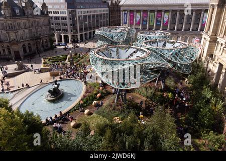 Visiteurs au jardin PoliNations de Victoria Square, Birmingham, qui est composé de cinq 40ft installations d'arbres de haute hauteur et plus de 6 000 plantes. Le programme PoliNations vise à explorer comment la migration et la pollinisation croisée ont façonné les jardins et la culture du Royaume-Uni. Date de la photo: Lundi 5 septembre 2022. Banque D'Images