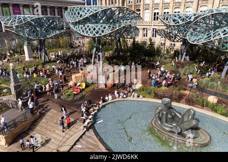 Visiteurs au jardin PoliNations de Victoria Square, Birmingham, qui est composé de cinq 40ft installations d'arbres de haute hauteur et plus de 6 000 plantes. Le programme PoliNations vise à explorer comment la migration et la pollinisation croisée ont façonné les jardins et la culture du Royaume-Uni. Date de la photo: Lundi 5 septembre 2022. Banque D'Images