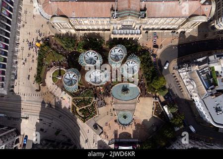 Visiteurs au jardin PoliNations de Victoria Square, Birmingham, qui est composé de cinq 40ft installations d'arbres de haute hauteur et plus de 6 000 plantes. Le programme PoliNations vise à explorer comment la migration et la pollinisation croisée ont façonné les jardins et la culture du Royaume-Uni. Date de la photo: Lundi 5 septembre 2022. Banque D'Images