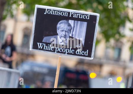 Centre Queen Elizabeth II, Westminster, Londres, Royaume-Uni. 5th septembre 2022. Les membres et les responsables du parti conservateur arrivent au Centre en vue de l'annonce du nouveau chef du parti, et donc du nouveau premier ministre du Royaume-Uni. Le gagnant sera Liz Truss ou Rishi Sunak. Des manifestants se sont rassemblés à l'extérieur. Décès de la COVID 19, étiquette de la Partygate Banque D'Images