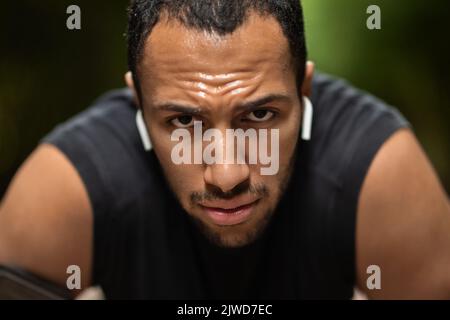 Gros plan portrait d'un sportif américain africain épuisé Banque D'Images