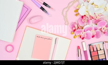 Décor romantique et féminin avec notes, livres de fleurs et accessoires de maquillage. Pose à plat Banque D'Images