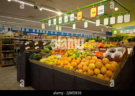 Fossano, Italie - 30 août 2022: Étals de fruits et légumes dans le supermarché italien Eurospin, fruits d'été dans des boîtes en vente avec pric Banque D'Images