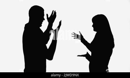 ombres du mari et de la femme se querelant et gesturant isolées sur blanc Banque D'Images