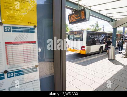 Mayence, Allemagne. 05th septembre 2022. Un bus s'arrête à la gare centrale de Mayence. Même après les vacances d'été, il y aura des changements d'horaires sur certaines lignes à Mayence et Wiesbaden. Selon la Mainzer Verkehrsgesellschaft (MVG), la raison en est la rénovation des pistes à Finthen, qui devrait durer jusqu'à la mi-décembre, ainsi que la poursuite des pénuries de personnel. Credit: Frank Rumpenhorst/dpa/Alay Live News Banque D'Images