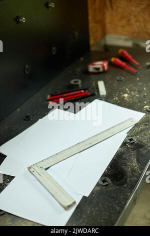 Table avec papier, crayon, règle, architecte dessine le plan de la nouvelle conception d'appartement à l'atelier, projet de conception des plans pour le nouveau projet de construction Banque D'Images