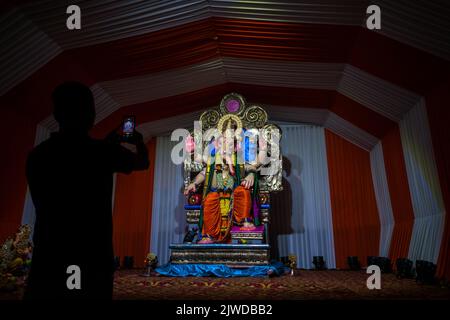 Mumbai, Inde, 03 septembre 2022 - Un homme cliquant sur une photo d'une belle idole de Lord Ganesha à un mandal à Mumbai pour le festival indien de Banque D'Images