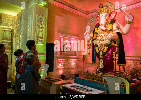 Mumbai, Inde, 03 septembre 2022 - les gens prient devant une belle idole de Lord Ganesha, Parel cha Icchapurti, à un mandal à Mumbai pour GaneshutSAV Banque D'Images