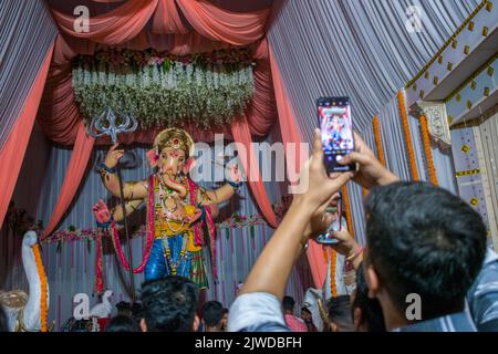 Mumbai, Inde, 03 septembre 2022 - Un homme cliquant sur une photo d'une belle idole de Lord Ganesha à un mandal à Mumbai pour Ganesh UtSAV Banque D'Images