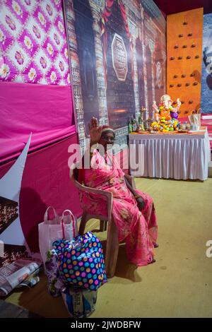 Mumbai, Inde, 03 septembre 2022 - une vieille dame devant une belle idole de Lord Ganesha à un mandal à Mumbai pour Ganesh Chaturthi Banque D'Images