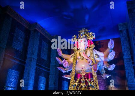 Une belle idole de Lord Ganesha, Parel cha Raja, étant adorée à un mandal à Mumbai pour le festival indien de Ganesh Chaturthi Banque D'Images