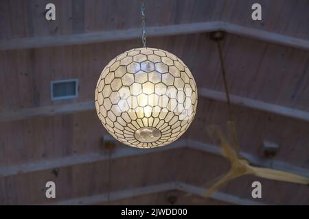 grand luminaire de plafond en forme de ruche à coquille de gant Banque D'Images