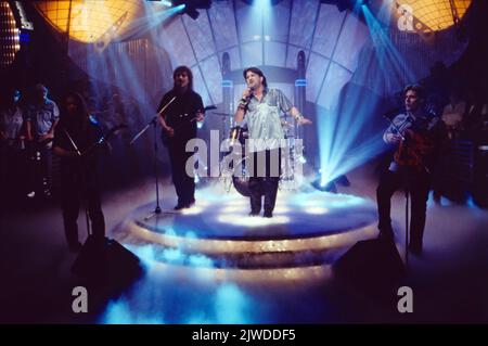 Hoi, österreichische Pop Band mit Sänger Freddy Pfister, Auftritt in der ZDF Hitparade, Deutschland, 1999. Hoi, musique pop autrichienne avec le chanteur Freddy Pfister, ZDF Hitparade performance, Allemagne, 1999. Banque D'Images