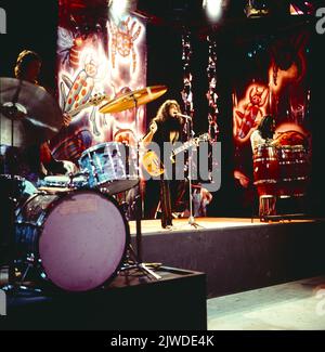 T. Rex, britische Glam Rock und Psychedelic Band mit Sänger Marc Bolan, Konzert, vers 1973. T. Rex, British Glam Rock and Psychedelic Band, avec le chanteur Marc Bolan, concert vers 1973. Banque D'Images