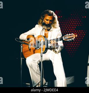 Georges Moustaki, Französischer Chanson Sänger, Liedermacher, Komponist und Lyriker, Auftritt, vers 1976. Georges Moustaki, chanteur français de chanson, auteur-compositeur, compositeur et parolier, spectacle, vers 1976. Banque D'Images